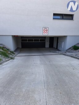 Pronájem garážového stání s vlastní dobíjecí el. stanicí – P - 7