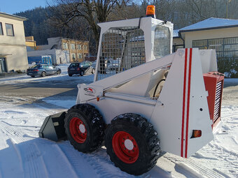 BOBCAT 825 smykový nakladač - 7