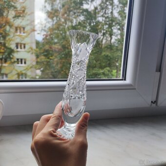 menší broušena váza na jeden květ - 7