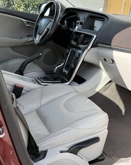 Volvo V40 Cross Country Momentum,1596 cm3, 132kW - 7