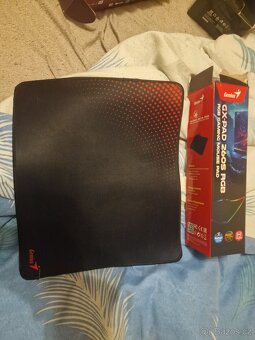 PC z monitorem a příslušenství - 7