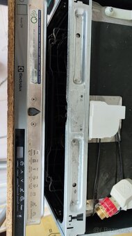 Americká lednice, dětské kolo, myčka nádobí a jídelní stůl. - 7