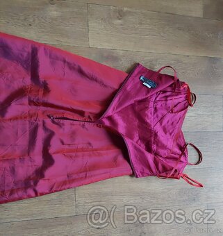 Dlouhé plesové šaty. - 7