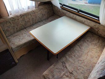Karavan Dethleffs camper se stanem a zimní plachtou - 7