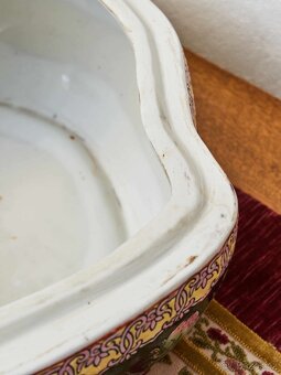 Porcelánová dóza ve tvaru broskve ve stylu famille-noire - 7