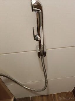 Umyvadlová skříňka s umyvadlem i baterií a sprchou - 7