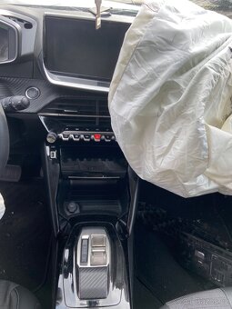 PEUGEOT 208 AUTOMAT AT8 - 7