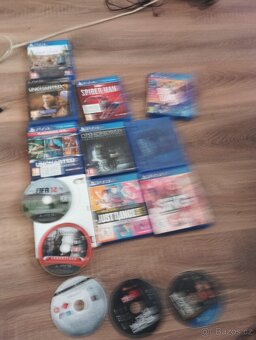 Prodám herní konzolu Sony ps4 - 7
