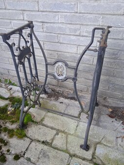 Litinové podstavce ze šicích strojů - 7