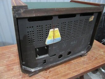 Nabízím staré radio Tesla Máj.  Netestováno. Prodávám jako n - 7