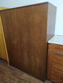 Šatní skříň, příborník,knihovna, komoda,peřiňák, noční stole - 7