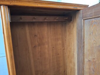 Starožitná dubová skříň - 7