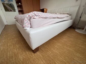 Kožená postel s roštem a matrací, dřevěné nohy - 7