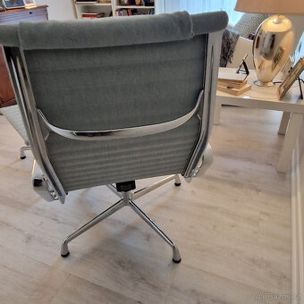 Křeslo VITRA Eames EA 124125 s podnožkou - 7