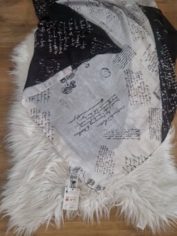 Desigual nový značkový šátek Signature černo bílý - 7