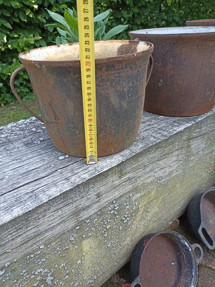 Set starých litinových hrnců "Železňáků" a pekaců "Husáků - 8