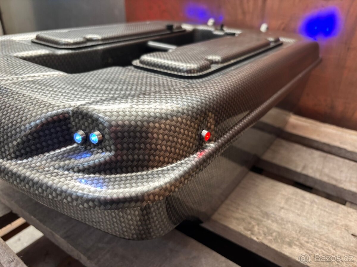 Zavážecí loďka Carp Madness - 8