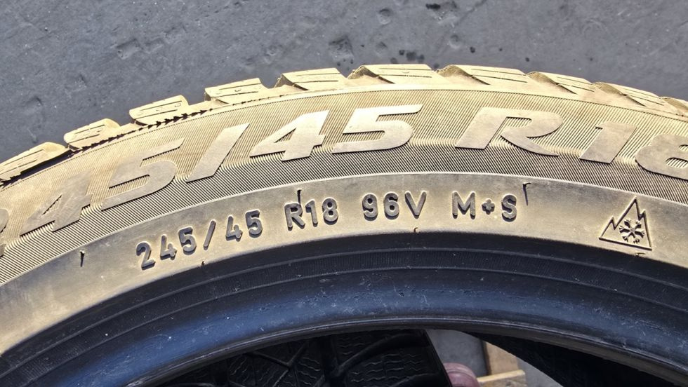 Zimní pneu 245/45/18 Pirelli - 8