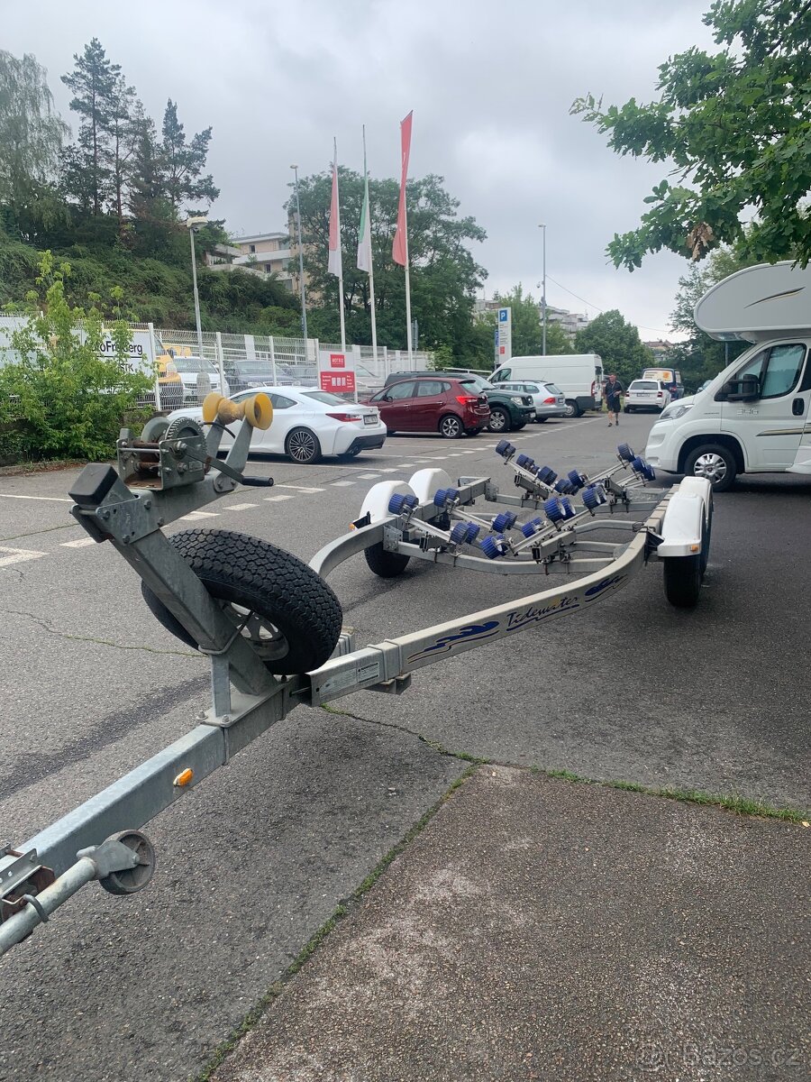 Prodám kajutovou loď Rinker 242 Fiesta vee - 8