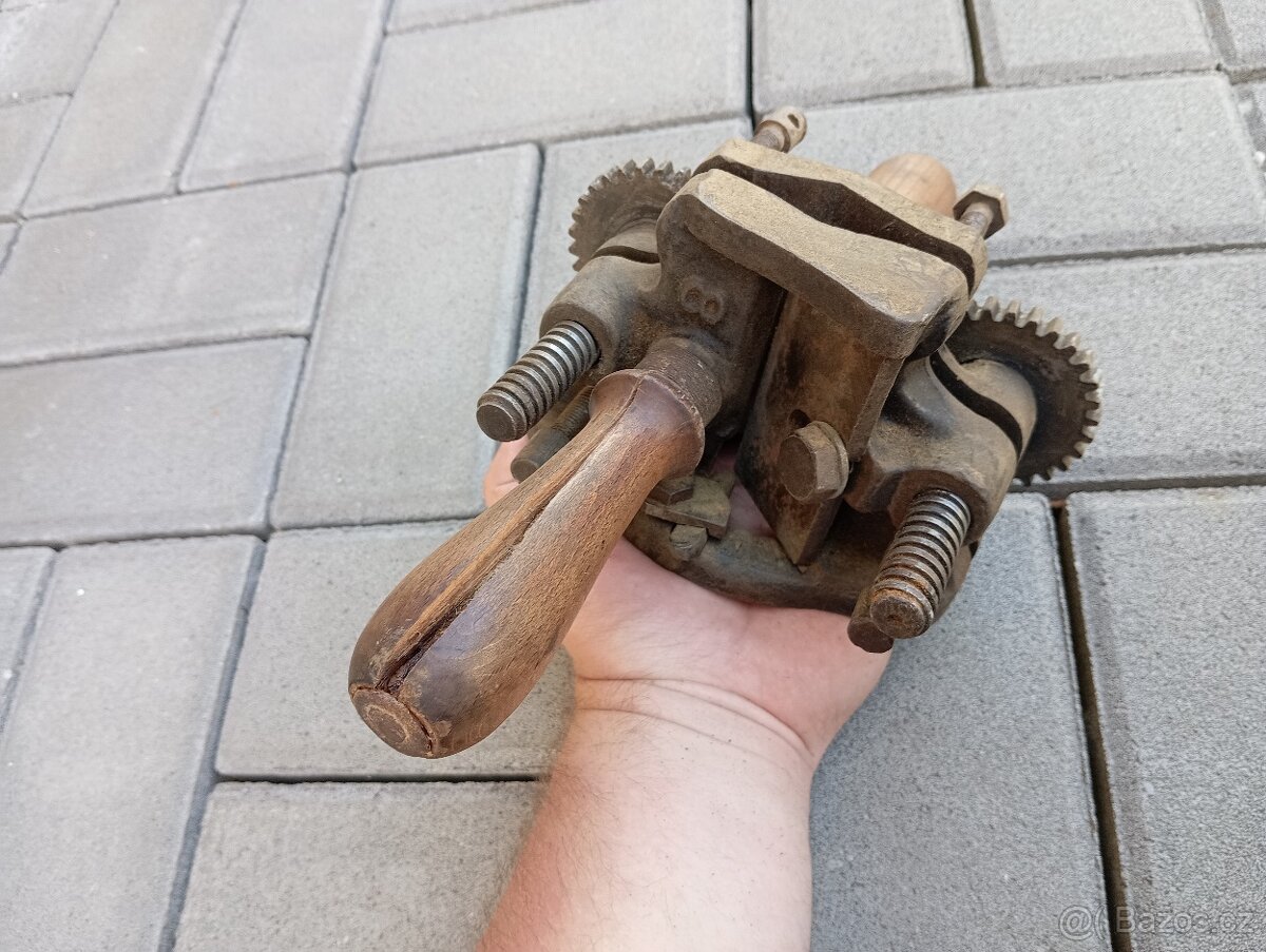 Prodám starou kolářskou frézu a upínák - 8