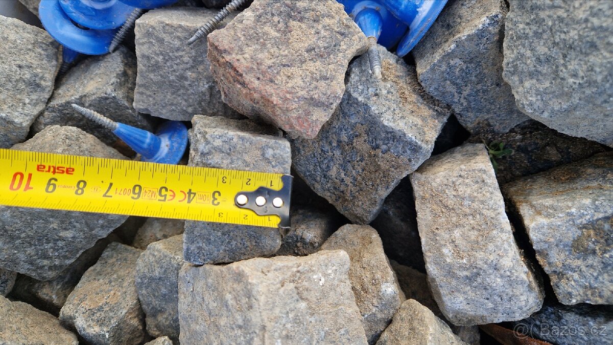 Dlažební kostky. Menší - 8