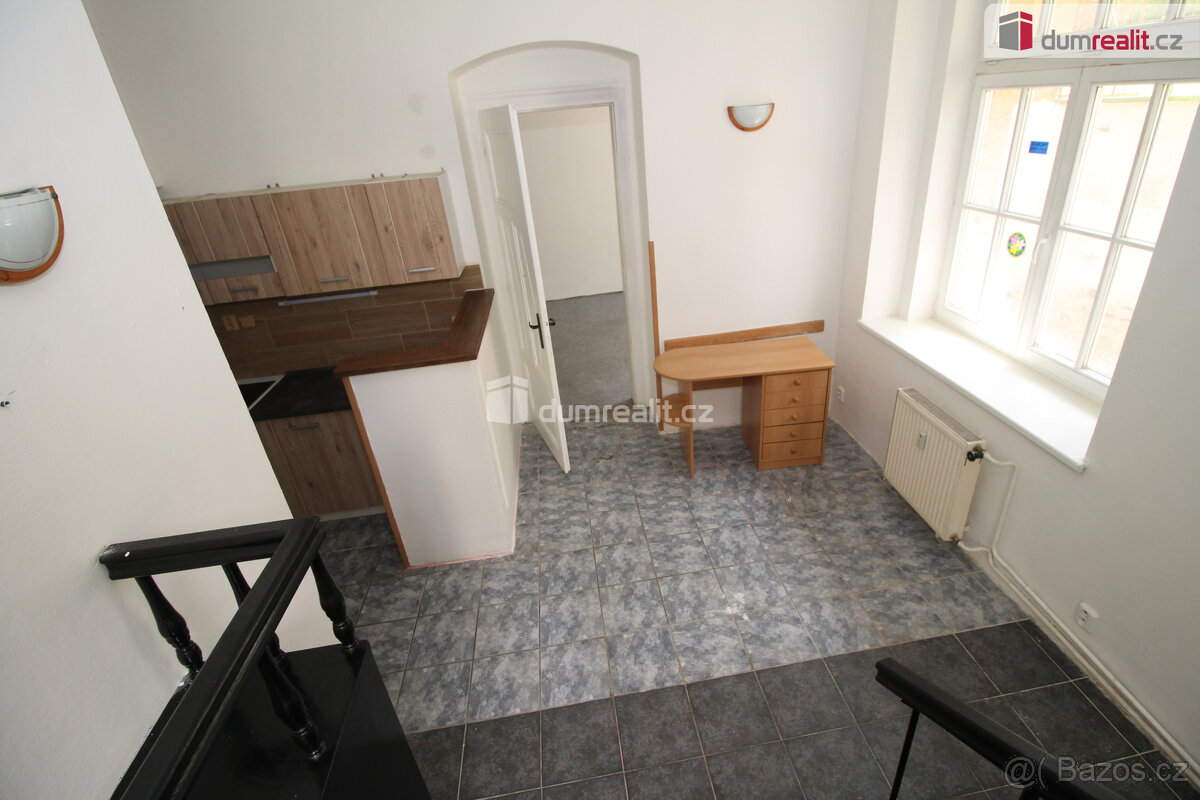 Pěkný prostorný byt 2+1 v přízemí cihlového domu se samostat - 8