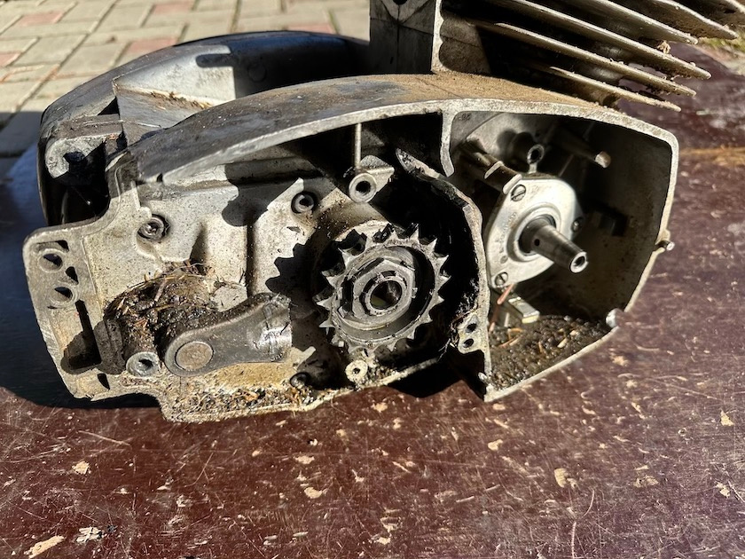 Predám MOTOR ČZ 125/476 pretáča a radí - 8