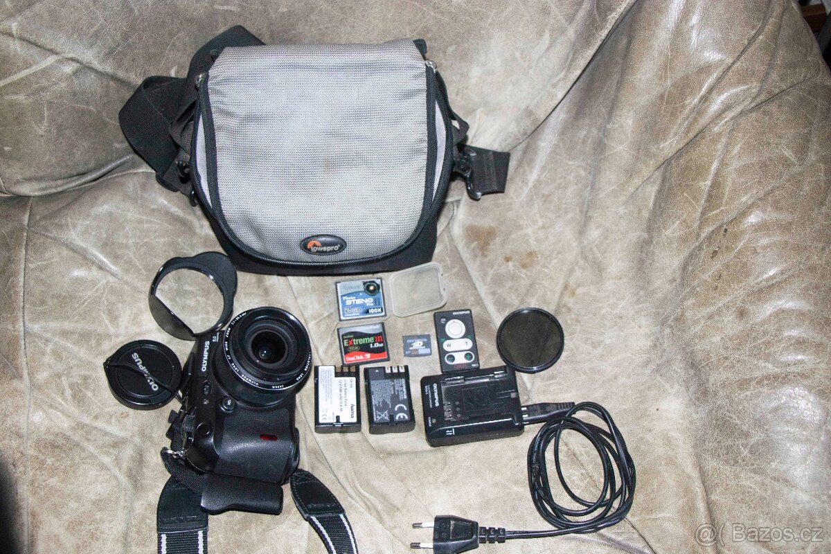 Olympus 8080WZ s příslušenstvím - 8