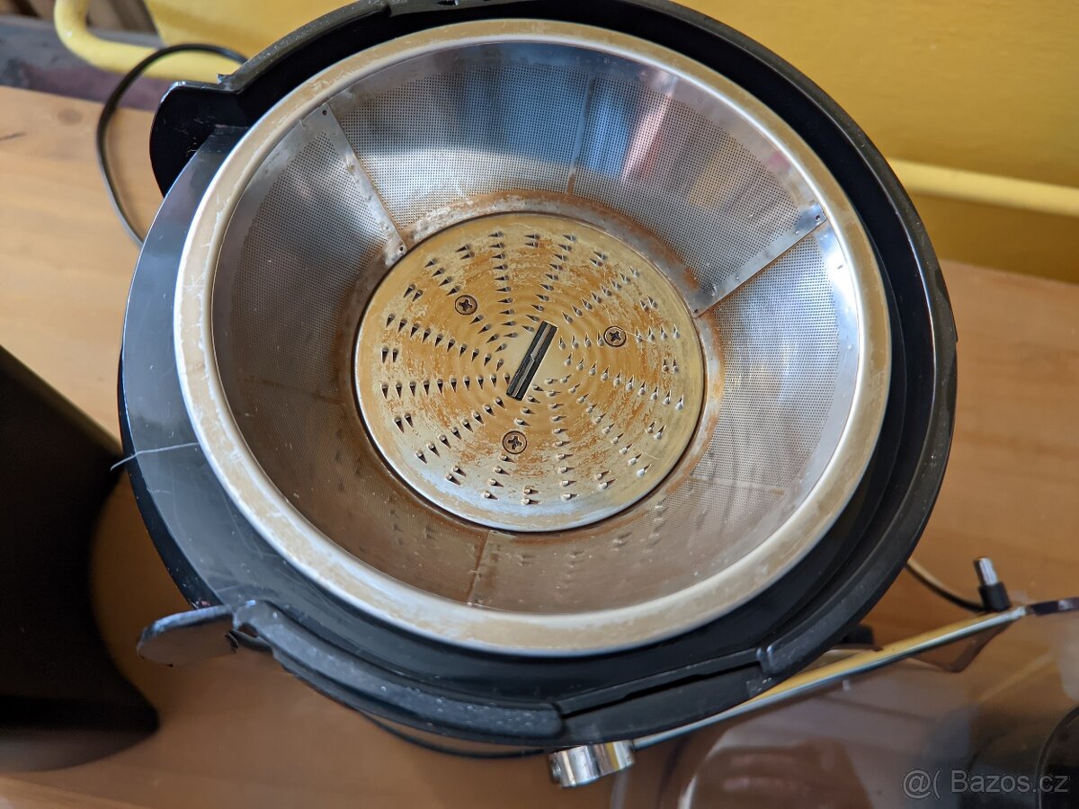 Elektrický odšťavňovač kuchyňský robot - 8