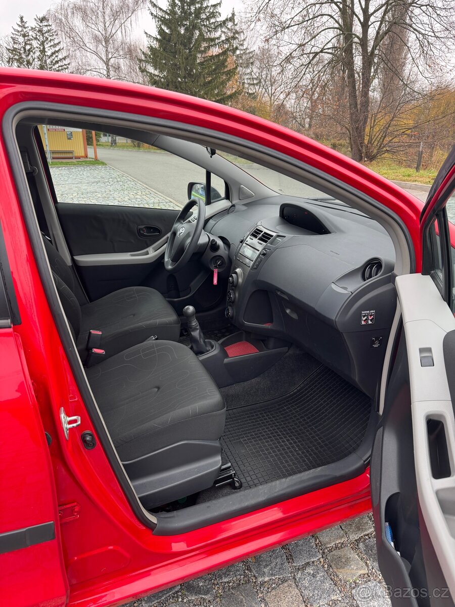 Toyota Yaris 1.0 - 8