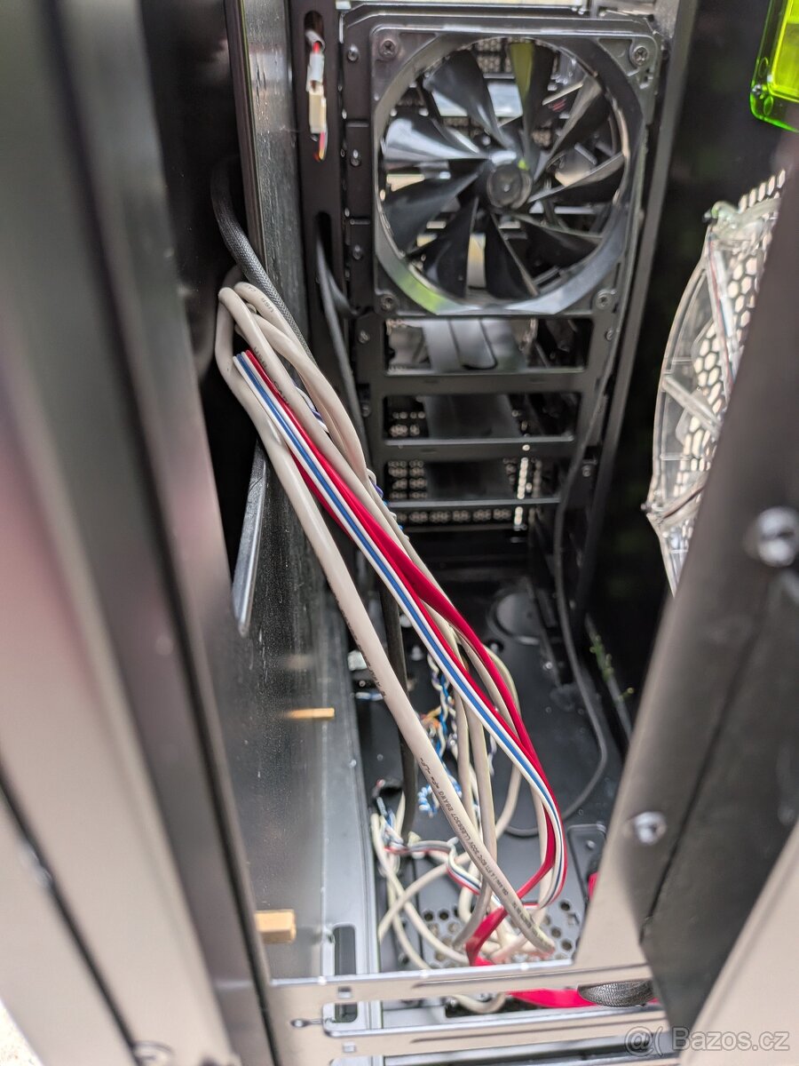 Ikonická PC skříň Thermaltake Element V NVIDIA Edition - 8