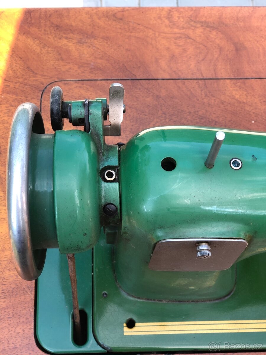 Starý šicí stroj Minerva - 8