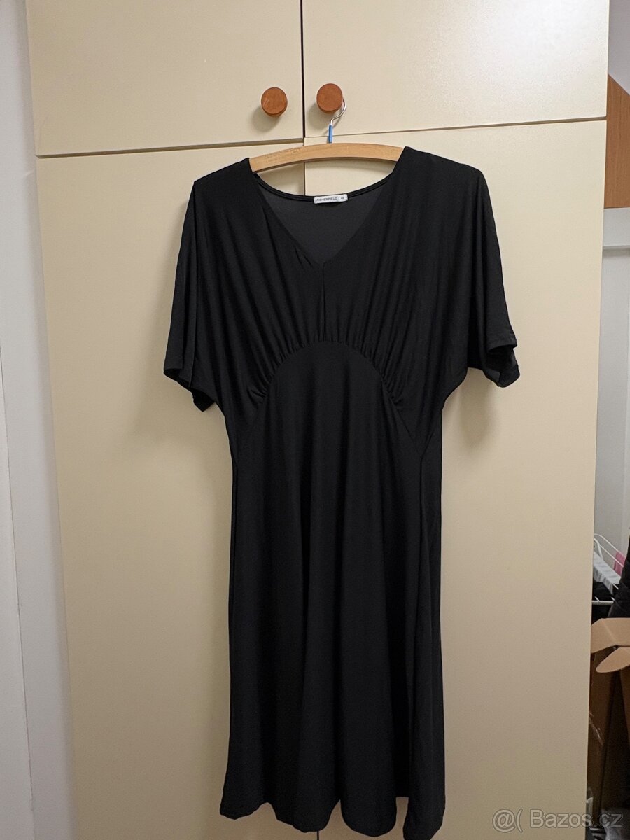 Vínové šaty a černé šaty - 8