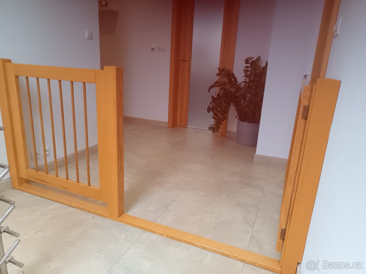 Schodištní dětská zábrana (plůtek) - 8