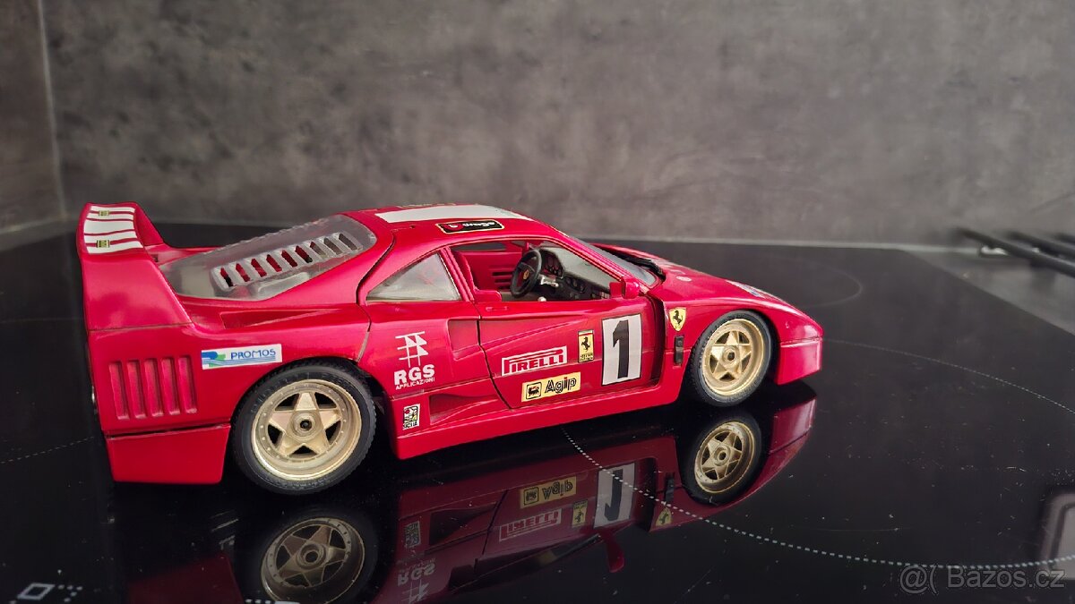 Ferrari F40 3x varianta 1:18 Bburago + dárek 1:43 - 8