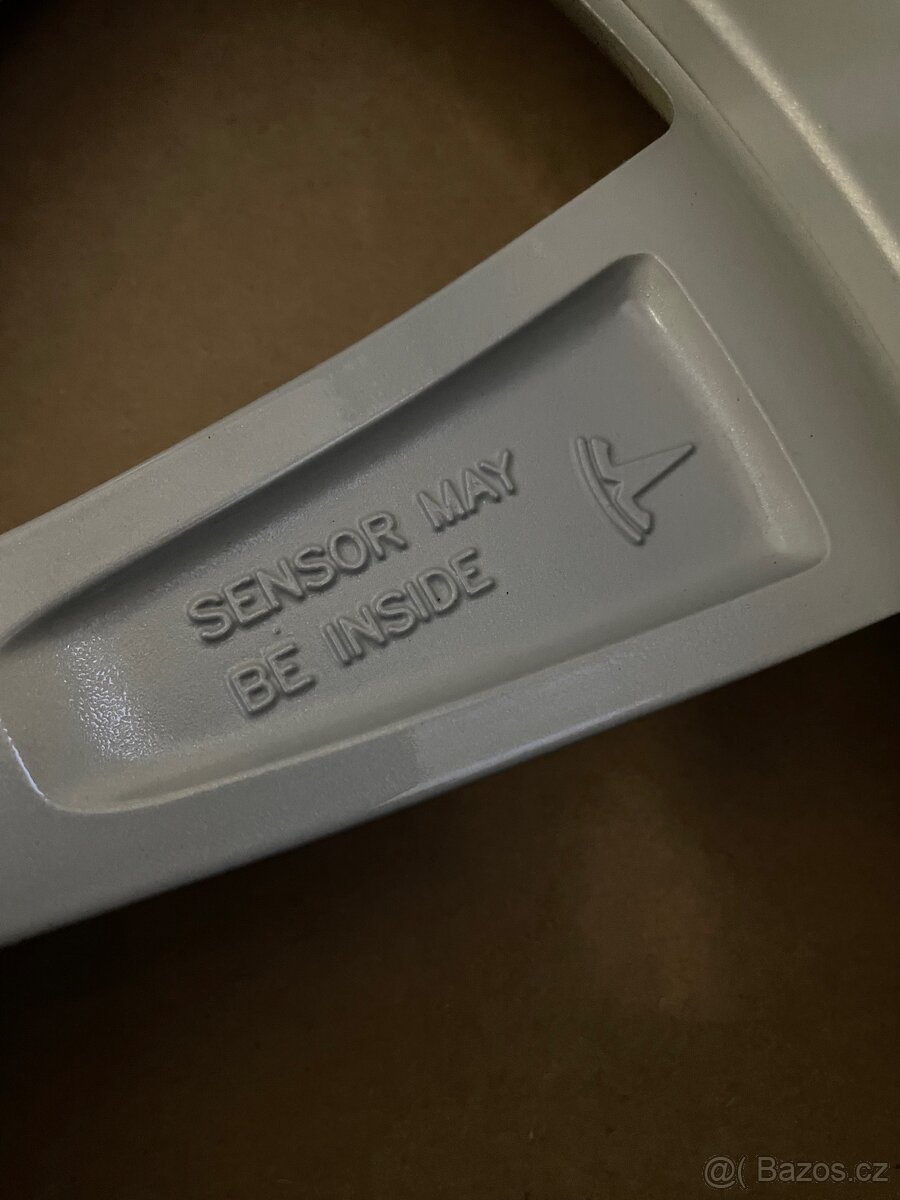 Original zimní Tesla Model 3 r20 + 235/35/20 100% - 8