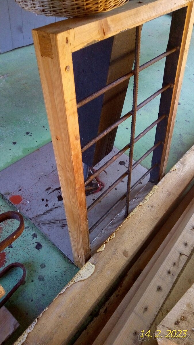 Kabel k míchačce, žárovky,dráty,sloupky,prkna trámky - 8