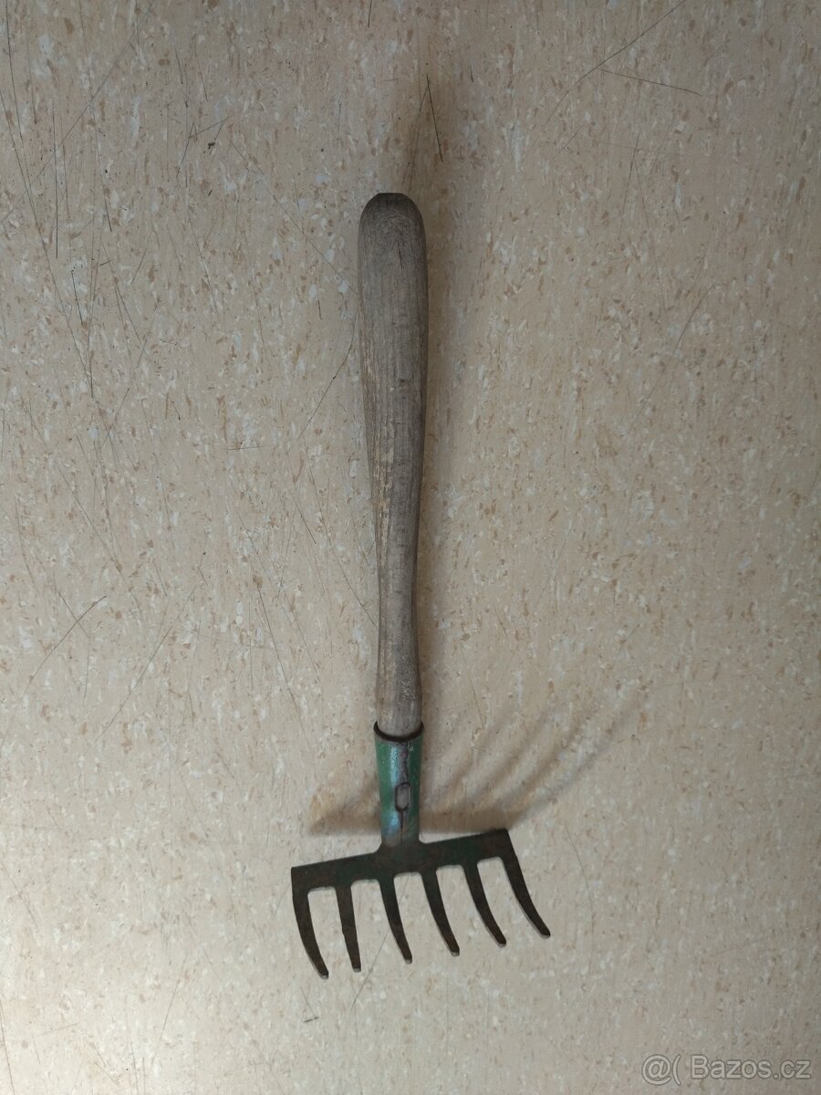 ZAHRADNICKÉ NÁŘADÍ - 8