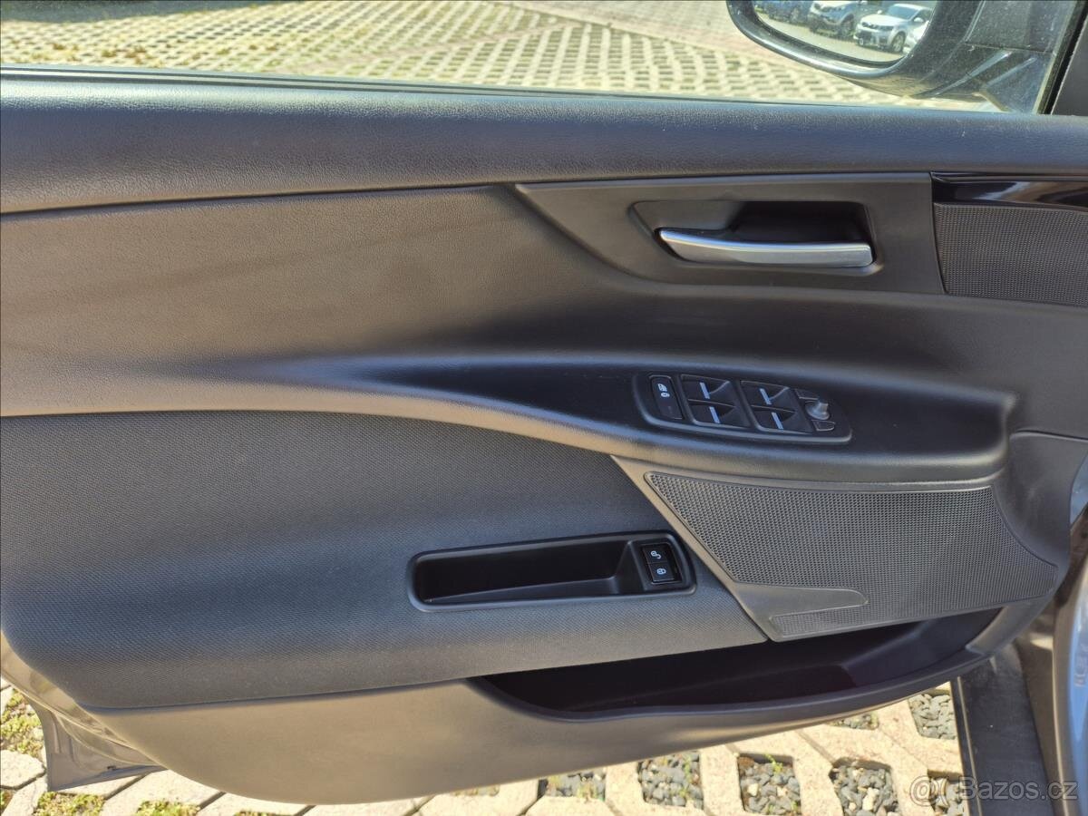 Jaguar XE 2,0 Pobočka Kolín (2017) - 8
