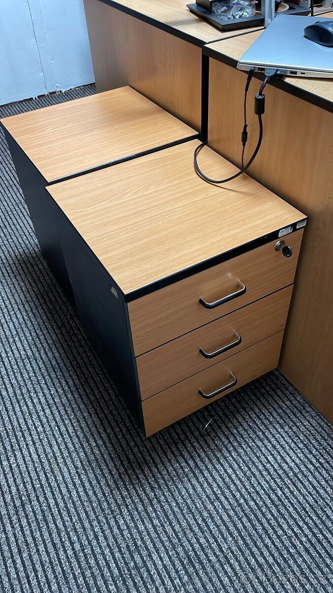 Kancelářský nábytek - 8