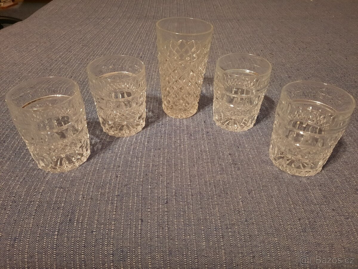 Velké množství skleniček - 8