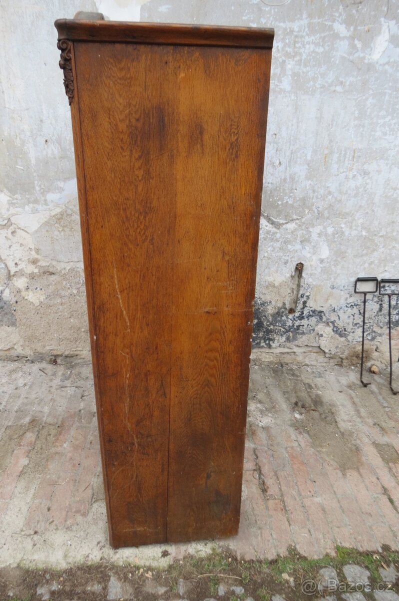 Dubová vitrína - 8