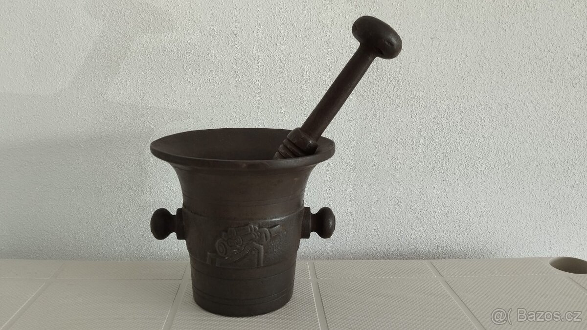 Starý válečný litinový hmoždíř s dělem a rokem 1914-1917 - 8