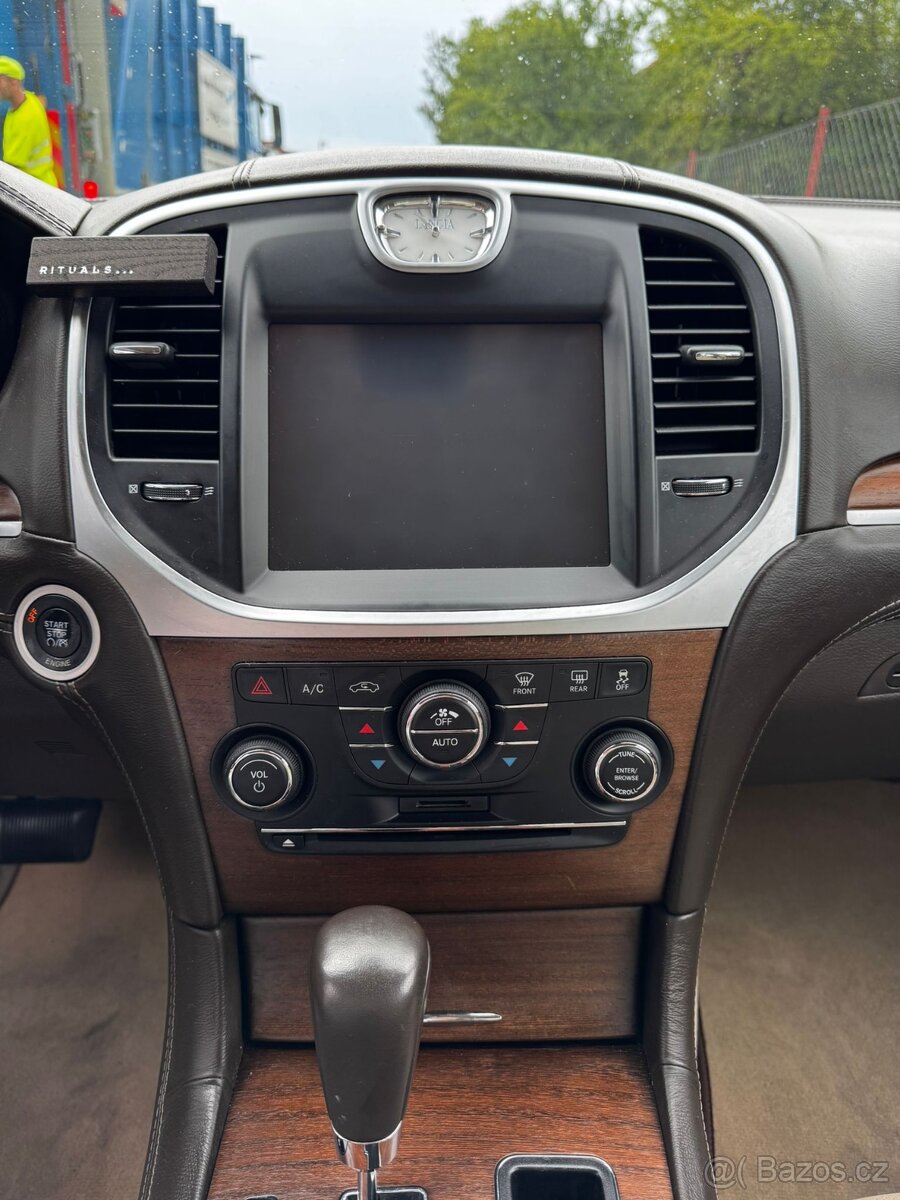 Lancia Thema-Chrysler 300 C - 8