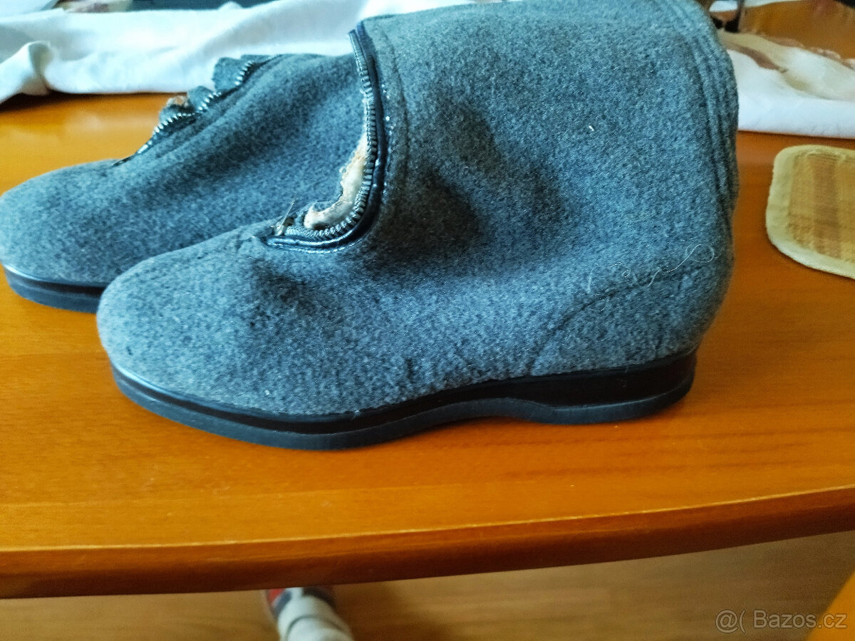 retro papuče 3x, Děts. papučky 2x, ponožky,důchodky,holínky - 8