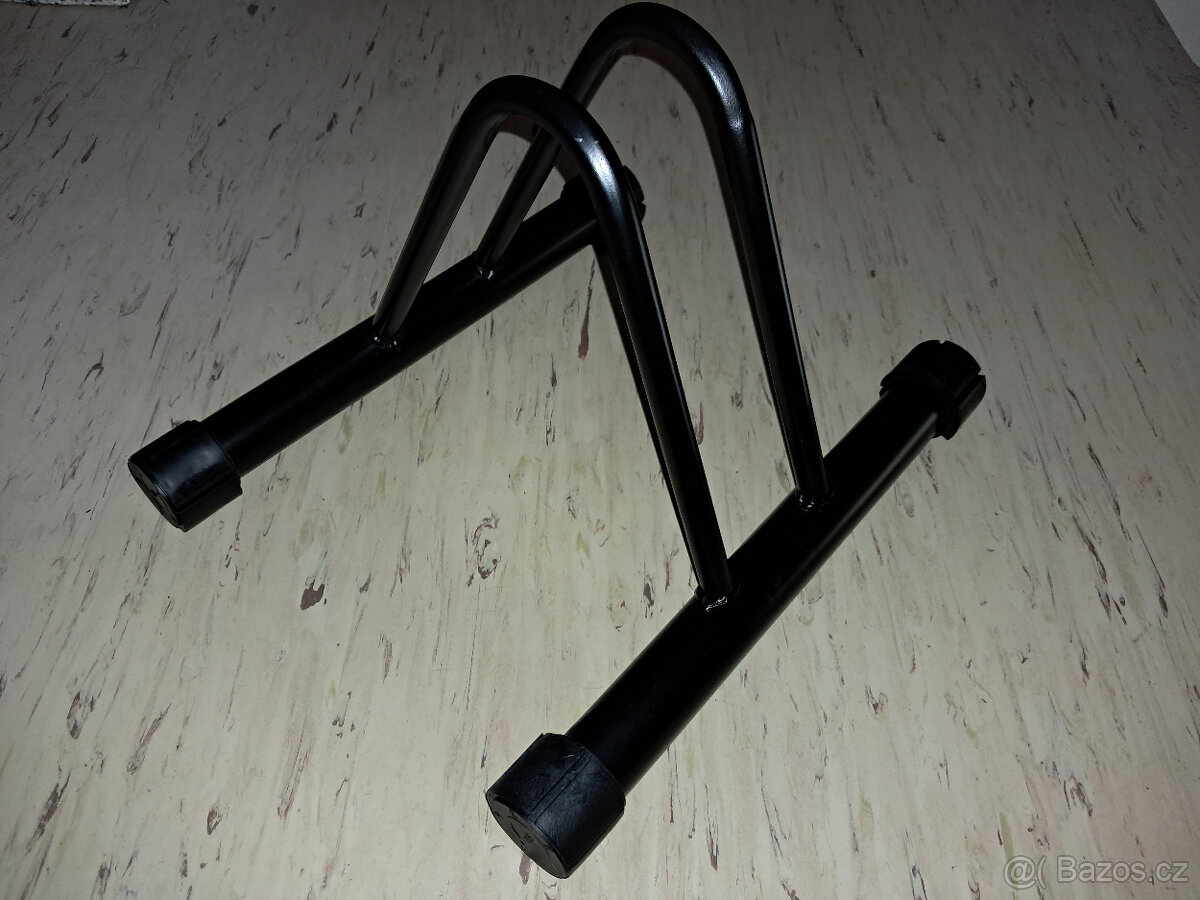 Horské kolo Engine Alpena, stojan na kolo a cyklo helma - 8