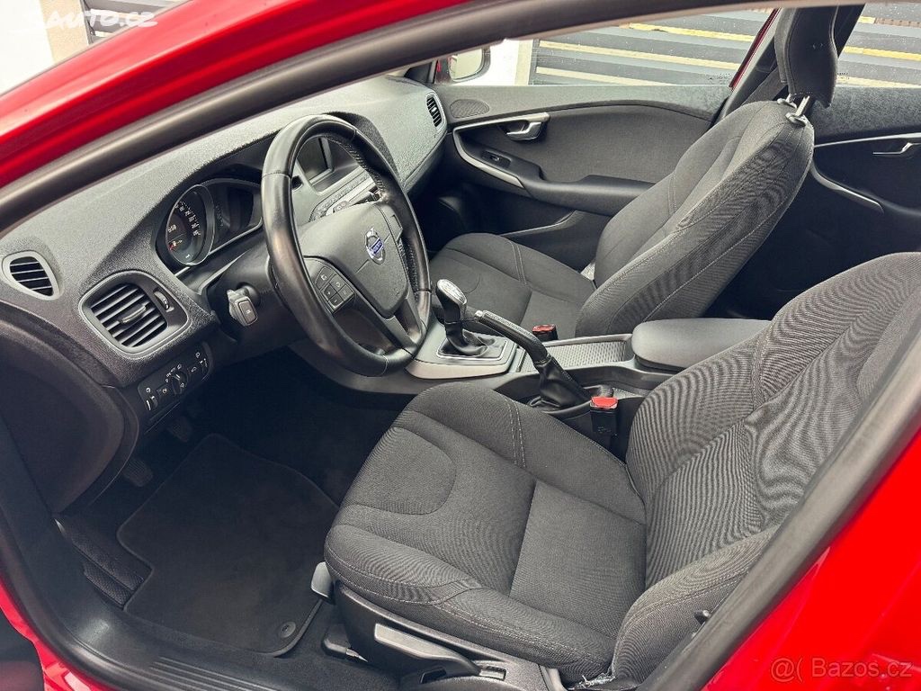 VOLVO V40 D3,110kw,5ti válec,2013 - 8