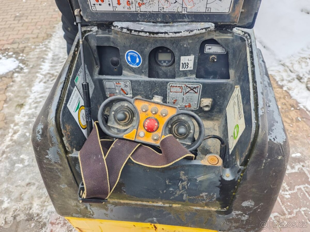 Válec ježkový Bomag BMP 8500 Kompaktor - dálkové ovládání - 8