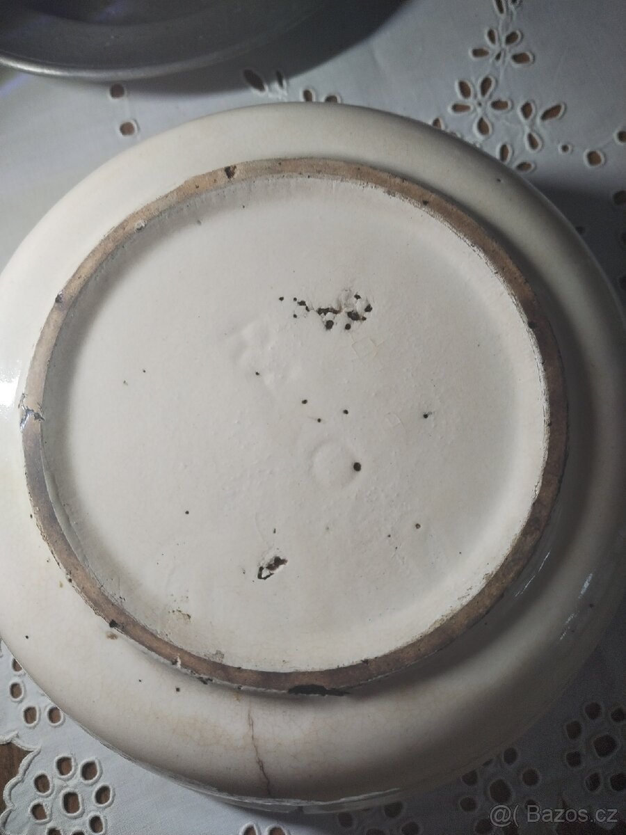 Dvě starožitné keramické mísy - 8