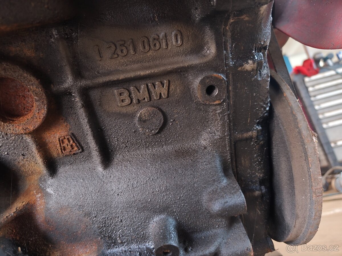 BMW E3 motor m30b25 2500 - 8